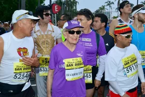 Harriette Thompson, que aos 92 anos completou a Maratona de San Diego, nos Estados Unidos
