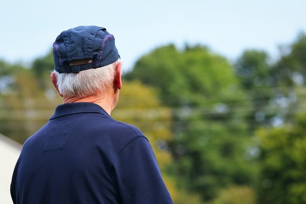 Como um geriatra ajuda a prevenir quedas e outras complicações na terceira idade?